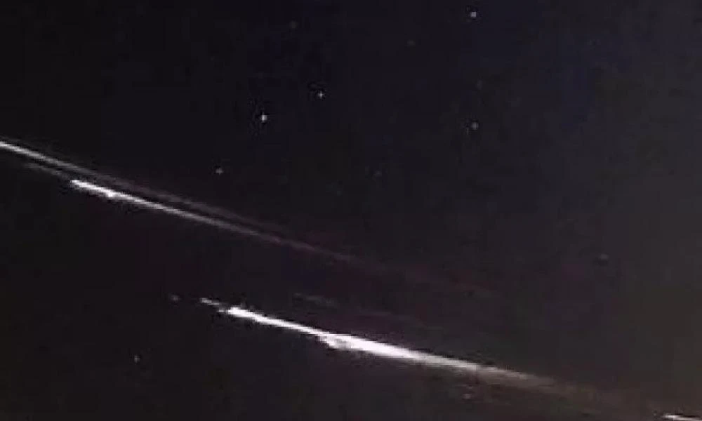 Φλεγόμενα συντρίμμια διαστημικού πυραύλου δημιούργησαν ένα «φωτεινό μονοπάτι» πάνω από τη Γρανάδα (βίντεο)